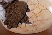 Load image into Gallery viewer, BABY TRICERATOPS HATCHING JR 140035
