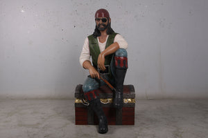 PIRATE SITTING ON CHEST - JR 180182