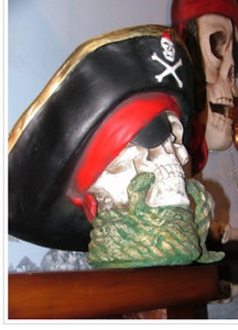 PIRATE SKULL BUST WITH ROPE -JR 2436