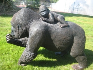 GORILLA WITH BABY - JR 100050